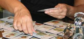 Beraterin und Kartenlegerin mit bekannten Lenormandkarten